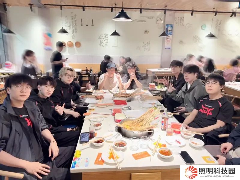 賽段首勝！JDG分享照片：邁出第一步，先吃飯吧！